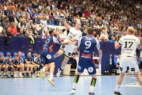 Lukas Nilsson THW Kiel 65 against Fabian van Olphen TBV Lemgo Lippe 10 left and Dominik Ebner TBV Lemgo Lippe 9 right , TBV Lemgo Lippe vs. THW Kiel, Handball, 1 Bundesliga, 29 05 2019, TBV Lemgo Lippe vs. THW Kiel, Handball, 1 Bundesliga, 29 05 2019 Lemgo Copyright: xEibner-Pressefotox xJanxStrohdiekx EP_JSK