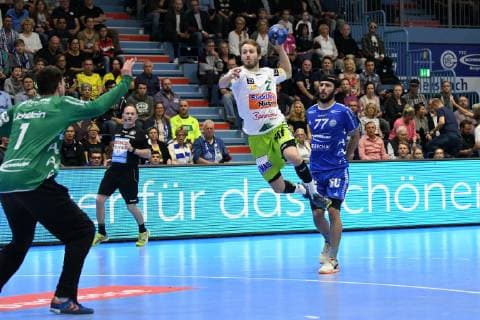 Marco Rentschler Frisch Auf Goeppingen 27 at the jump throw against Carsten Lichtlein VfL Gummersbach 1 , VfL Gummersbach Frisch Auf Goeppingen, Handball, Men, 1 League, DKB Handball Bundesliga, 32 Matchday, 29 05 2019 VfL Gummersbach Frisch Auf Goeppingen, Handball, DKB Handball Bundesliga Men, 32 Matchday, 29 05 2019 Gummersbach Copyright: xAugstx xEibner-Pressefotox EP_jat
