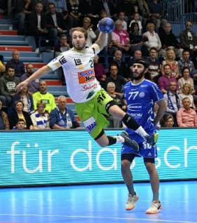 Marco Rentschler Frisch Auf Goeppingen 27 at the jump throw against Carsten Lichtlein VfL Gummersbach 1 , VfL Gummersbach Frisch Auf Goeppingen, Handball, Men, 1 League, DKB Handball Bundesliga, 32 Matchday, 29 05 2019 VfL Gummersbach Frisch Auf Goeppingen, Handball, DKB Handball Bundesliga Men, 32 Matchday, 29 05 2019 Gummersbach Copyright: xAugstx xEibner-Pressefotox EP_jat