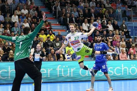 Marco Rentschler Frisch Auf Goeppingen 27 at the jump throw against Carsten Lichtlein VfL Gummersbach 1 ,, VfL Gummersbach Frisch Auf Goeppingen, Handball, Men, 1 League, DKB Handball Bundesliga, 32 Matchday, 29 05 2019 VfL Gummersbach Frisch Auf Goeppingen, Handball, DKB Handball Bundesliga Men, 32 Matchday, 29 05 2019 Gummersbach Copyright: xAugstx xEibner-Pressefotox EP_jat
