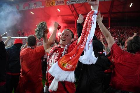 The spectators storm the pitch after the match and celebrate the promotion to the 1 Bundesliga 1 FC Union Berlin VfB Stuttgart Relegation to the 1 Bundesliga, season 2018 2019, relegation matches, 2 match, return match, football, soccer, DFL, soccer, men, Germany, Germany, Berlin, 27 5 2019 stadium Alte Foersterei DFL REGULATIONS PROHIBIT ANY USE OF PHOTOGRAPHS AS IMAGE SEQUENCES AND OR QUASI VIDEOEOHS PROHIBIT ANY USE OF PHOTOGRAPHS AS IMAGE SEQUENCES AND OR OR QUASI VIDEOES VEGULATIONS
