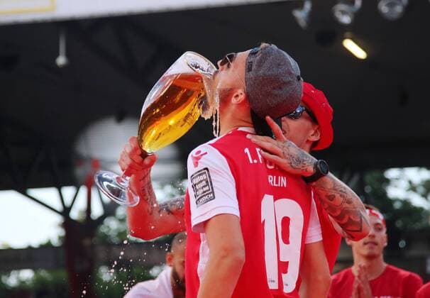 Sport Themen der Woche KW22 Sport Bilder des Tages Florian Hübner, Sebastian Polter Aufstiegsfeier im Stadion Alte Försterei Fußball Fussball 1.Bundesliga Herren DFL Saison 2018 2019 29.05.2019 1.FC Union Berlin FCU Aufsteiger aufgestiegen DFL regulations prohibit any use of photographs as image sequences and or quasi-video. *** Florian Hübner, Sebastian Polter Promotion party in the stadium Alte Försterei Sport Football Football 1 Bundesliga Men DFL Season 2018 2019 29 05 2019 1 FC Union Berlin FCU Promotion DFL regulations prohibit any use of photographs as image sequences and or quasi video