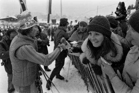 Ski Weltcup Kitzbühel 1975 1976: Ingemar STENMARK (Schweden) SKI ALPIN SAISON 75 76 Weltcup Kitzbühel Slalom Herren 24.01.1976 Ingemar STENMARK (Schweden) gibt Autogramme. Kitzbühel Oesterreich *** Ski World Cup Kitzbühel 1975 1976 Ingemar STENMARK Sweden SKI ALPIN SAISON 75 76 World Cup Kitzbühel Slalom Men 24 01 1976 Ingemar STENMARK Sweden signs autographs Kitzbühel Austria 