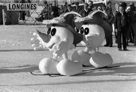 Ski Alpin Weltcup 1974 1975 Kitzbuehel: Olympia Innsbruck 1976 Maskottchen Ski Alpin Weltcup 1974 1975 Kitzbuehel Abfahrt 19.01.1975 Olympia Innsbruck 1976 Maskottchen im Zielraum Kitzbuehel Oesterreich *** Alpine Skiing World Cup 1974 1975 Kitzbuehel Olympia Innsbruck 1976 Mascot Alpine Skiing World Cup 1974 1975 Kitzbuehel Downhill 19 01 1975 Olympia Innsbruck 1976 Mascot at the finish Kitzbuehel Austria 