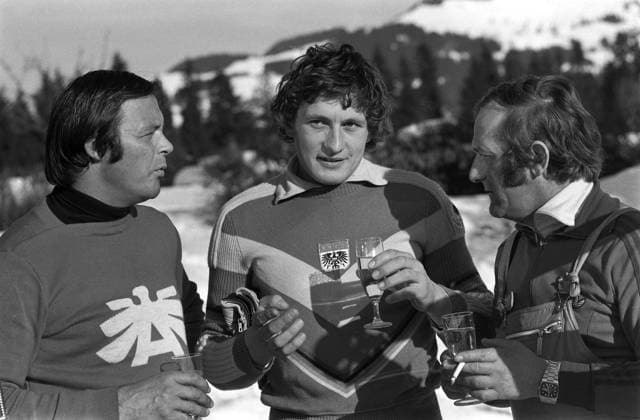 Ski Alpin Weltcup 1974 1975 Kitzbuehel: Sieger KLAMMER (Oesterreich) Ski Alpin Weltcup 1974 1975 Kitzbuehel Abfahrt 19.01.1975 Siegesfeier Toni SAILER, Sieger Franz KLAMMER und Trainer Charly KAHR (v.li., alle Oesterreich) Kitzbuehel Oesterreich *** Alpine Skiing World Cup 1974 1975 Kitzbuehel winner KLAMMER Austria Alpine Skiing World Cup 1974 1975 Kitzbuehel downhill 19 01 1975 victory celebration Toni SAILER, winner Franz KLAMMER and trainer Charly KAHR from left, all Austria Kitzbuehel Austria 