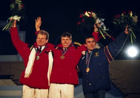Ski Alpin Olympische Spiele 1988: MUELLER (SUI), ZURBRIGGEN (SUI), PICCARD (FRA) Olympische Winterspiele Calgary 13-28.02.1988 Abfahrt Herren 15.02.1988 Peter MUELLER, Pirmin ZURBRIGGEN (beide Schweiz) und Franck PICCARD (Frankreich) jubeln bei der Siegerehrung. Calgary Alberta Canada *** Ski Alpine Olympic Games 1988 MUELLER SUI , ZURBRIGGEN SUI , PICCARD FRA Olympic Winter Games Calgary 13 28 02 1988 Downhill men 15 02 1988 Peter MUELLER, Pirmin ZURBRIGGEN both Switzerland and Franck PICCARD France cheer at the award ceremony Calgary Alberta Canada 