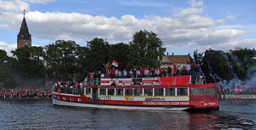 Sport Themen der Woche KW22 Fussball, Herren, Saison 2018 2019, 2. Bundesliga, 1. FC Union Berlin, Feierlichkeiten zwei Tage nach dem Aufstieg in die 1. Bundesliga, Fahrt mit dem Dampfer Viktoria von der East Side Gallery in Friedrichshain zum Luisenhain in der Köpenicker Altstadt, im Bild: Ankunft in der Altstadt Köpenick, Tausende Fans stehen am Ufer, 29.05. 2019, *** Soccer, men, season 2018 2019, 2 Bundesliga, 1 FC Union Berlin, celebrations two days after the promotion to the 1 Bundesliga, trip with the steamer Viktoria from the East Side Gallery in Friedrichshain to the Luisenhain in the old town of Köpenick, in the picture arrival in the old town of Köpenick, thousands of fans stand on the shore, 29 05 2019, Copyright: xMatthiasxKochx