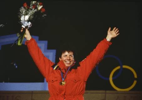 Ski Alpin Olympische Spiele 1988: SCHNEIDER (SUI) Olympische Winterspiele Calgary 13-28.02.1988 Slalom Damen 26.02.1988 Vreni SCHNEIDER (Schweiz) jubelt ueber ihre Goldmedaille. Calgary Alberta Canada *** Ski Alpine Olympic Games 1988 SCHNEIDER SUI Olympic Winter Games Calgary 13 28 02 1988 Slalom Women 26 02 1988 Vreni SCHNEIDER Switzerland celebrates her gold medal Calgary Alberta Canada 