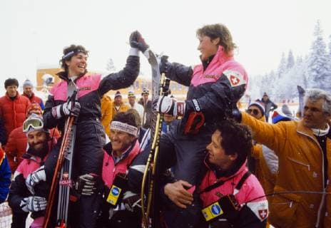 Ski Alpin Olympische Spiele 1984: FIGINI, WALLISER (SUI) Olympische Winterspiele Sarajevo 08-19.02.1984 Abfahrt Damen 16.02.1984 Michela FIGINI (links) und Maria WALLISER (rechts beide Schweiz) jubeln nach ihrem Olympiasieg. Sarajevo Jugoslawien *** Ski Alpine Olympic Games 1984 FIGINI, WALLISER SUI Olympic Winter Games Sarajevo 08 19 02 1984 Downhill women 16 02 1984 Michela FIGINI left and Maria WALLISER right both Switzerland cheer after their Olympic victory Sarajevo Yugoslavia 