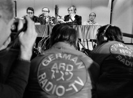 Olympische Spiele 1972, Ski Alpin Karl Schranz (Oesterreich) SKI ALPIN Olympische Spiele 1972 Sapporo Riesenslalom Herren Pressekonferenz 31.01.1972 Karl SCHRANZ (Mitte, Oesterreich) wird von den Olympischen Spielen 1972 ausgeschlossen. Sapporo Japan *** Olympic Games 1972, Alpine Skiing Karl Schranz Austria SKI ALPIN Olympic Games 1972 Sapporo Giant Slalom Men Press Conference 31 01 1972 Karl SCHRANZ Mitte, Austria is excluded from the Olympic Games 1972 Sapporo Japan 