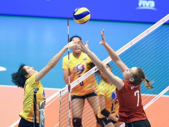 (190530) -- MACAO, May 30, 2019 -- Belgium s Celine Van Gestel (1st R) competes with Thailand s Pleumjit Thinkaow during their match at FIVB Women s Volleyball Nations League Macao 2019 in Macao, China, May 30, 2019. Belgium won the match 3-0. ) (SP)CHINA-MACAO-VOLLEYBALL-NATIONS LEAGUE-BEL VS THA (CN) LoxPingxFai 