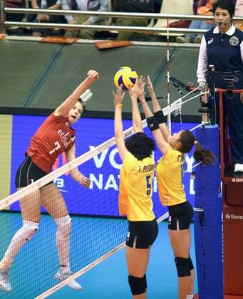 (190530) -- MACAO, May 30, 2019 -- Belgium s Celine Van Gestel (L) spikes the ball during the match against Thailand at FIVB Women s Volleyball Nations League Macao 2019 in Macao, China, May 30, 2019. Belgium won the match 3-0. ) (SP)CHINA-MACAO-VOLLEYBALL-NATIONS LEAGUE-BEL VS THA (CN) LoxPingxFai 