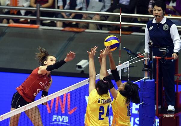 (190530) -- MACAO, May 30, 2019 -- Belgium s Britt Herbots (L) spikes the ball during the match against Thailand at FIVB Women s Volleyball Nations League Macao 2019 in Macao, China, May 30, 2019. Belgium won the match 3-0. ) (SP)CHINA-MACAO-VOLLEYBALL-NATIONS LEAGUE-BEL VS THA (CN) LoxPingxFai 