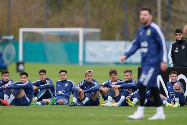 Argentina s national soccer team player Lionel Messi (R) participates in a training session of the team to prepare for the Copa America, at the Ezeiza sports complex, in Buenos Aires, Argentina, 30 May 2019. Argentina s national soccer team training session !ACHTUNG: NUR REDAKTIONELLE NUTZUNG!  Copyright: xJuanxIgnacioxRoncoronix AME7931 20190530-636948402416227528