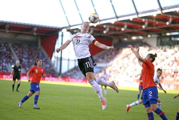 Sport Themen der Woche KW22 Sport Bilder des Tages 30.05.2019, Fussball Frauen-Nationalmannschaft, Freundschaftsspiel, Deutschland - Chile, in der Continental-Arena Regensburg, Alexandra Popp (Deutschland) steigt zum Kopfball hoch. *** 30 05 2019, Football Women National Team, Friendly match, Germany Chile, in the Continental Arena Regensburg, Alexandra Popp Germany climbs up to the header