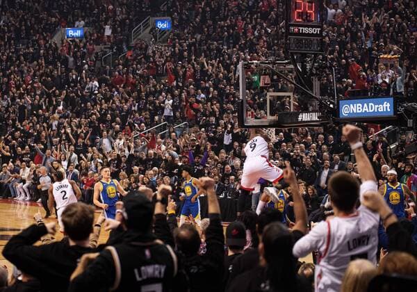 190530 The home crowd cheers when Raptors Serge Ibaka dunks the ball during game 1 of the 2019 NBA Finals between Toronto Raptors and Golden State Warriors on May 30, 2019 in Toronto Photo Joel Marklund BILDBYRAN kod JM 87964,  Copyright: JOELxMARKLUND BB190530JM019
