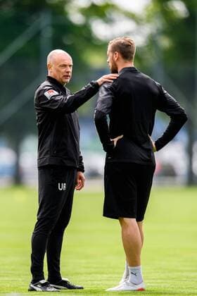 190531 Trainer Uwe Rösler talks to Leeds player Pontus Jansson during a football training with Malmö FF on May 31, 2019 in Malmö,  Copyright: PETTERxARVIDSON BB190531PA044