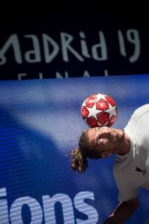 A participant performs with a ball during a freestylers event organized at the Puerta del Sol (Gate of the Sun) on the occasion of the UEFA Champions League final in Madrid, Spain, 31 May 2019. Liverpool and Tottenham will play the UEFA Champions League final at Wanda Metropolitano on the upcoming 01 June. Champions Festival in Madrid !ACHTUNG: NUR REDAKTIONELLE NUTZUNG!  Copyright: xLucaxPiergiovannix GRAF1322 20190531-636949176052629184