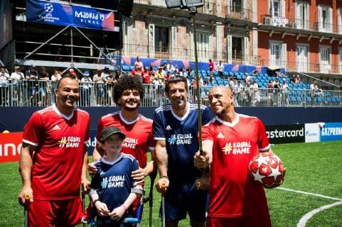 Former Brazilian soccer players Cafu (L) and Roberto Carlos (R) and Portuguese player Luis Figo (2-R) pose for a selfie as they take part in an exhibition game with amputee players held at the at the Plaza Mayor on the occasion of the UEFA Champions League final, in Madrid, Spain, 31 May 2019. Liverpool and Tottenham will play the UEFA Champions League final at Wanda Metropolitano on the upcoming 01 June. Champions Festival in Madrid !ACHTUNG: NUR REDAKTIONELLE NUTZUNG!  Copyright: xLucaxPiergiovannix GRAF1379 20190531-636949194057726976
