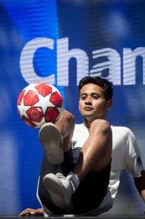 A participant performs with a ball during a freestylers event organized at the Puerta del Sol (Gate of the Sun) on the occasion of the UEFA Champions League final in Madrid, Spain, 31 May 2019. Liverpool and Tottenham will play the UEFA Champions League final at Wanda Metropolitano on the upcoming 01 June. Champions Festival in Madrid !ACHTUNG: NUR REDAKTIONELLE NUTZUNG!  Copyright: xLucaxPiergiovannix GRAF1325 20190531-636949195347453736