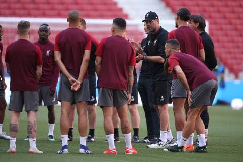 Liverpool Training Liverpool Manager Jurgen Klopp addresses his players during the Liverpool Training session at the Wanda Metropolitano Stadium, Madrid Content Not Available For UK Newspapers Copyright: xPaulxChestertonx FIL-13308-0015