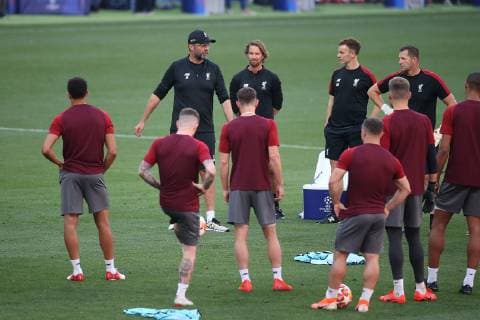 Liverpool Training Liverpool Manager Jurgen Klopp addresses his players during the Liverpool Training session at the Wanda Metropolitano Stadium, Madrid Content Not Available For UK Newspapers Copyright: xPaulxChestertonx FIL-13308-0035