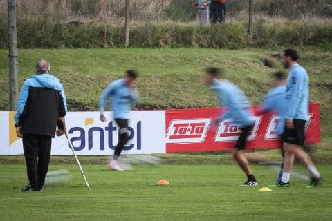 Fußball, Copa America, Nationalteam Uruguay Training Uruguay s national soccer team head coach Oscar Washington Tabarez (L) takes part in a training session, in Montevideo, Uruguay, 31 May 2019, to prepare for the Copa America. Uruguay s national soccer team training session !ACHTUNG: NUR REDAKTIONELLE NUTZUNG!  Copyright: xRaulxMartinezx AME8656 20190531-636949271116912852