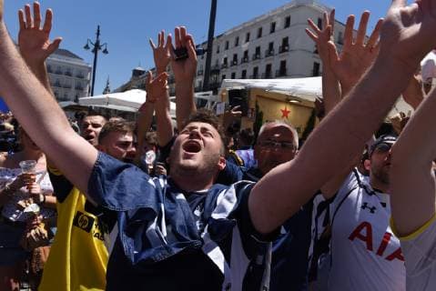 May 31, 2019 - Madrid, Madrid, Spain - Tottenham fans are seen shouting slogans at the central square..Liverpool and Tottenham fans gather at the squares in central Madrid ahead of the UEFA Champions League Final between Liverpool F.C. (UK) and Tottenham Hotspur F.C. (UK), which will be celebrated on Saturday, June 1 2019 at Wanda Metropolitano stadium in Madrid. Liverpool and Tottenham Fans in Madrid, Spain - 31 May 2019 - ZUMAs197 20190531_zaa_s197_085 Copyright: xJohnxMilnerx