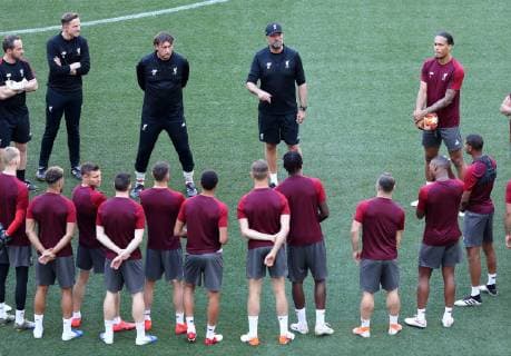 Fußball, CL Finale, FC Liverpool Abschlusstraining May 31, 2019 - Madrid, Spain - Liverpool manager Jurgen Klopp talk with the team during the Liverpool FC training in sight of the UEFA Champions League Final at the Wanda Metropolitano Stadium in Madrid, Spain on May 31, 2019. Liverpool FC training - Uefa Champions League Final  - ZUMAn230 20190531_zaa_n230_398 Copyright: xMatteoxCiambellix
