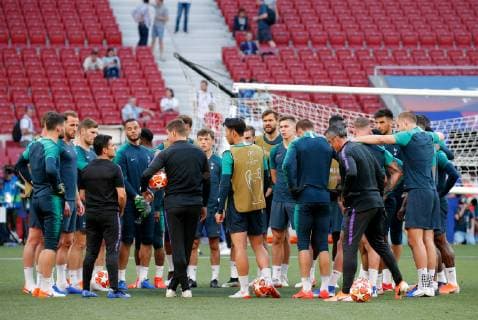 SOCCER - CL, Tottenham vs Liverpool MADRID,SPAIN,31.MAY.19 - SOCCER - UEFA Champions League, final, Tottenham Hotspur vs Liverpool FC, preview, training Tottenham. Image shows head coach Mauricio Pochettino (Tottenham) talking to his players. GEPAxpictures xDavidxRodriguez