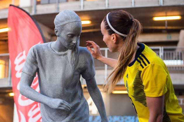 Sport Themen der Woche KW22 190531 Kosovare Asllani of Sweden next to a statue of herself after the women?s International Friendly, Länderspiel, Nationalmannschaft football match between Sweden and South Korea on May 31, 2019 in Göteborg. *** 190531 Kosovare Asllani of Sweden next to a statue of herself after the women?s international friendly football match between Sweden and South Korea on May 31, 2019 in Göteborg,  Copyright: SIMONxHASTEGARD BB190531SH073