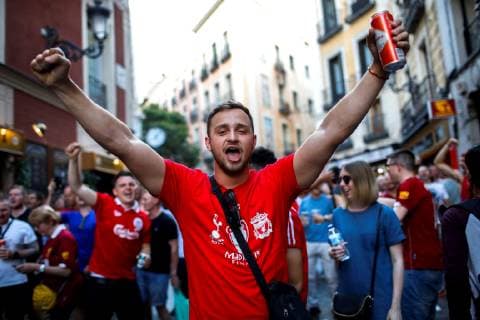 Liverpool s supporters enjoy a sunny day at Plaza Mayor in Madrid, Spain, 31 May 2019. Tottenham Hotspur and Liverpool FC will play the 2019 UEFA Champions League final at the Wanda Metropolitano stadium in Madrid, Spain, on 01 June 2019. UCL Final 2019 - Supporters !ACHTUNG: NUR REDAKTIONELLE NUTZUNG!  Copyright: xDavidxFernandezx GRAF1665 20190531-636949384800207247