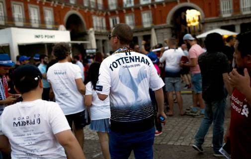 Tottenham supporters enjoy a sunny day at Plaza Mayor in Madrid, Spain, 31 May 2019. Tottenham Hotspur and Liverpool FC will play the 2019 UEFA Champions League final at the Wanda Metropolitano stadium in Madrid, Spain, on 01 June 2019. UCL Final 2019 - Supporters !ACHTUNG: NUR REDAKTIONELLE NUTZUNG!  Copyright: xDavidxFernandezx GRAF1672 20190531-636949384873488966