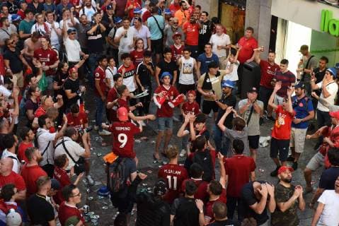 May 31, 2019 - Madrid, Madrid, Spain - Liverpool fans shout slogans on a street in central Madrid..Around 5000 Liverpool fans gather in central Madrid ahead of the UEFA Champions League Final between Liverpool F.C. (UK) and Tottenham Hotspur F.C. (UK), which will be on Saturday, June 1 2019 at Wanda Metropolitano stadium in Madrid. Liverpool Fans in Madrid, Spain - 31 May 2019 - ZUMAs197 20190531_zab_s197_030 Copyright: xJohnxMilnerx