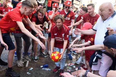 May 31, 2019 - Madrid, Madrid, Spain - Liverpool fans play with a ball on the street in central Madrid..Around 5000 Liverpool fans gather in central Madrid ahead of the UEFA Champions League Final between Liverpool F.C. (UK) and Tottenham Hotspur F.C. (UK), which will be on Saturday, June 1 2019 at Wanda Metropolitano stadium in Madrid. Liverpool Fans in Madrid, Spain - 31 May 2019 - ZUMAs197 20190531_zab_s197_039 Copyright: xJohnxMilnerx