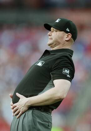 Sport Themen der Woche KW22 Sport Bilder des Tages First base umpire Mike Estabrook tries to loosen up during the second inning of the Chicago Cubs-St. Louis Cardinals baseball game at Busch Stadium in St. Louis on May 31, 2019.  SLP2019053113 BILLxGREENBLATT