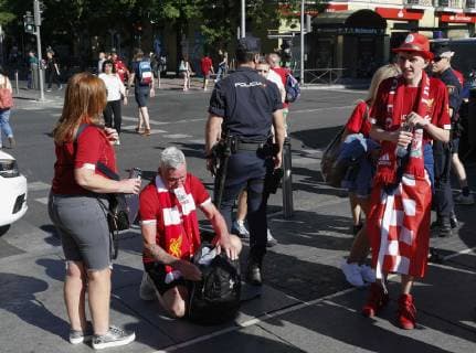 Liverpool soccer fans gather at Felipe II square in Madrid, Spain, 01 June 2019. A fan zone has been placed at the square for Liverpool fans to gather before heading to the Wanda Metropolitano Stadium to attend the 2019 Champions League Final between Liverpool and Tottenham. Liverpool fans in Madrid !ACHTUNG: NUR REDAKTIONELLE NUTZUNG!  Copyright: xPacoxCamposx GRAF1840 20190601-636949834279086166
