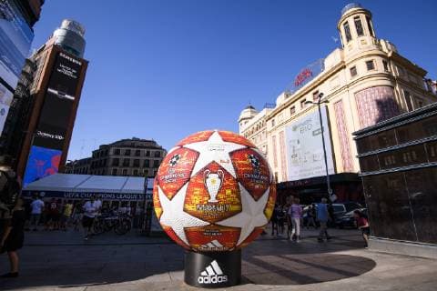 01 06 2019, xkvx, Soccer UEFA Champions League Final, Tottenham Hotspur FC Liverpool emspor, v l Matchball Soccer Final Ball at Plaza del Callao in Madrid DFL DFB REGULATIONS PROHIBIT ANY USE OF PHOTOGRAPHS as IMAGE SEQUENCES and or QUASI VIDEO Madrid