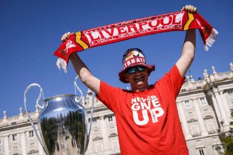 01 06 2019, xkvx, Football UEFA Champions League Final, Tottenham Hotspur FC Liverpool emspor, v l UEFA Champions League Trophy Trophy at the Royal Palace in Madrid Liverpool FC Fan in front of the DFL DFB REGULATIONS PROHIBIT ANY USE OF PHOTOGRAPHS as IMAGE SEQUENCES and or QUASI VIDEO Madrid Cup