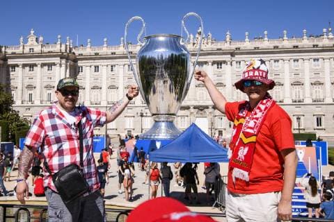 01 06 2019, xkvx, Football UEFA Champions League Final, Tottenham Hotspur FC Liverpool emspor, v l UEFA Champions League Trophy Trophy at the Royal Palace in Madrid Liverpool FC Fan in front of the DFL DFB REGULATIONS PROHIBIT ANY USE OF PHOTOGRAPHS as IMAGE SEQUENCES and or QUASI VIDEO Madrid Cup