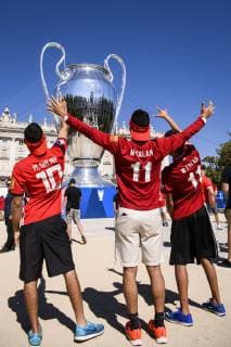 01 06 2019, xkvx, Football UEFA Champions League Final, Tottenham Hotspur FC Liverpool emspor, v l UEFA Champions League Trophy Trophy at the Royal Palace in Madrid Liverpool FC Fans Mohamed Salah FC Liverpool Fans Three Brothers from California USA in front of the DFL DFB REGULATIONS PROHIBIT ANY USE OF PHOTOGRAPHS as IMAGE SEQUENCES and or QUASI VIDEO Madrid