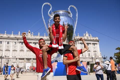 01 06 2019, xkvx, Football UEFA Champions League Final, Tottenham Hotspur FC Liverpool emspor, v l UEFA Champions League Trophy Trophy at the Royal Palace in Madrid Liverpool FC Fans Mohamed Salah FC Liverpool Fans Three Brothers from California USA in front of the DFL DFB REGULATIONS PROHIBIT ANY USE OF PHOTOGRAPHS as IMAGE SEQUENCES and or QUASI VIDEO Madrid