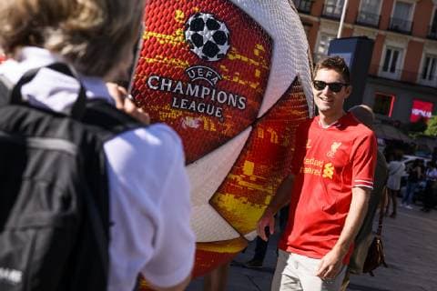 01 06 2019, xkvx, Football UEFA Champions League Final, Tottenham Hotspur FC Liverpool emspor, v l Match Ball Football Final Ball at Plaza del Callao in Madrid Liverpool FC Fan DFL DFB REGULATIONS PROHIBIT ANY USE OF PHOTOGRAPHS as IMAGE SEQUENCES and or QUASI VIDEO Madrid