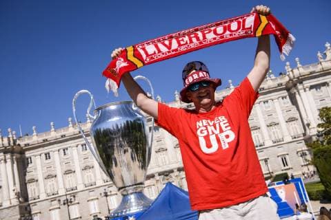 01 06 2019, xkvx, Football UEFA Champions League Final, Tottenham Hotspur FC Liverpool emspor, v l UEFA Champions League Trophy Trophy at the Royal Palace in Madrid Liverpool FC Fan in front of the DFL DFB REGULATIONS PROHIBIT ANY USE OF PHOTOGRAPHS as IMAGE SEQUENCES and or QUASI VIDEO Madrid Cup