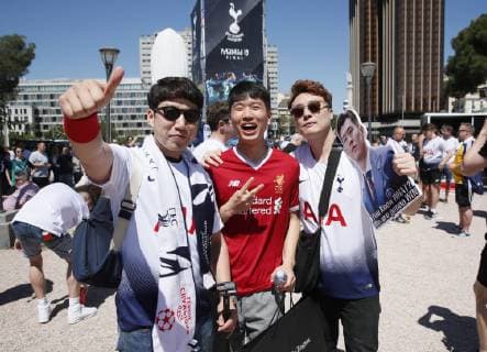 Fans gather in the fans zone to take selfies before the UEFA Champions League match at Wanda Metropolitano Stadium, Madrid. Picture date: 1st June 2019. Picture credit should read: David Klein Sportimage EDITORIAL USE ONLY. No use with unauthorised audio, video, data, fixture lists, club league logos or live services. Online in-match use limited to 120 images, no video emulation. No use in betting, games or single club league player publications. SPI-0089-0002