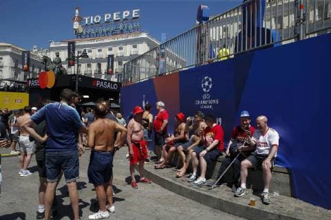 British soccer fans gather at Puerta del Sol square in Madrid, Spain, hours before the Champions League Final match between Liverpool and Tottenham, 01 June 2019. British soccer fans in Madrid !ACHTUNG: NUR REDAKTIONELLE NUTZUNG!  Copyright: xPacoxCamposx GRAF1929 20190601-636949965485675531