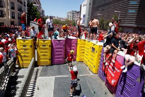 Liverpool soccer fans gather at Felipe II square in Madrid, Spain, 01 June 2019. A fan zone has been placed at the square for Liverpool fans to gather before heading to the Wanda Metropolitano Stadium to attend the 2019 Champions League Final between Liverpool and Tottenham. Liverpool fans in Madrid !ACHTUNG: NUR REDAKTIONELLE NUTZUNG!  Copyright: xEduardoxOyanax GRAF1950 20190601-636949967522148629