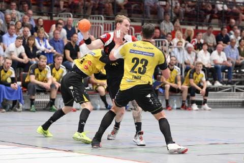 Valentin Spohn TuS N Luebbecke 23 against Tobias Varvne HSC 2000 Coburg 34 left and Marcel Timm HSC 2000 Coburg 23 right , TuS N Luebbecke vs HSC 2000 Coburg, Handball, 2 Bundesliga, 01 06 2019, TuS N Luebbecke vs HSC 2000 Coburg, Handball, 2 Bundesliga, 01 06 2019 Luebbecke Copyright: xEibner-Pressefoto Strohdiekx ep_jsk