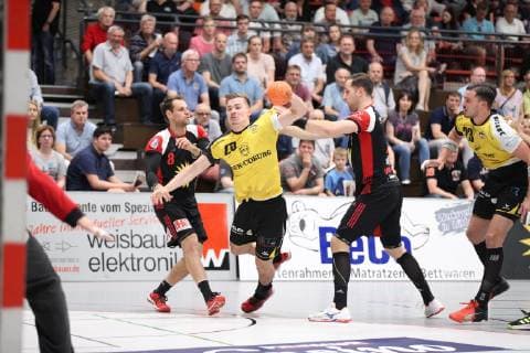 Jakob Knauer HSC 2000 Coburg 25 against Jens Bechtloff TuS N Luebbecke 8 left and Marian Orlowski TuS N Luebbecke 29 right, TuS N Luebbecke vs HSC 2000 Coburg, Handball, 2 Bundesliga, 01 06 2019, TuS N Luebbecke vs HSC 2000 Coburg, Handball, 2 Bundesliga, 01 06 2019 Luebbecke Copyright: xEibner-Pressefoto Strohdiekx ep_jsk