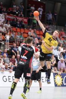 Christoph Neuhold HSC 2000 Coburg 94 vs. Patryk Walczak TuS N Luebbecke 7 front, TuS N Luebbecke vs. HSC 2000 Coburg, Handball, 2 Bundesliga, 01 06 2019, TuS N Luebbecke vs. HSC 2000 Coburg, Handball, 2 Bundesliga, 01 06 2019 Luebbecke Copyright: xEibner-Pressefoto Strohdiekx ep_jsk